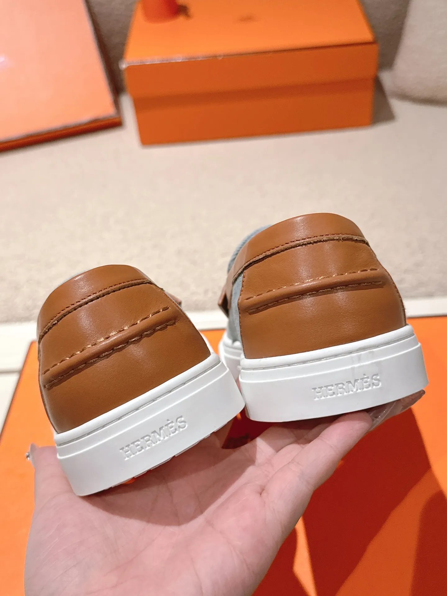 Men's men's shoes P620! Hermes# Thick Sole Couple Loafers These lace-up free sneakers in calfskin and washed denim feature signature "H" details. The design is simple and smooth, creating a fashionable urban look. It is comfortable and versatile. H family classics are not outdated, and the delivery counter is beautifully packaged🛍📦 Fabric: Original customized washed denim/first-layer cowhide Lining: Imported soft sheepskin Sole: Original open-molded anti-slip TPU material Size: 35-45